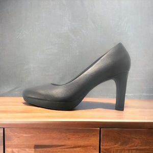 Collection by Clark’s Adriel Viola black dress pump size 6